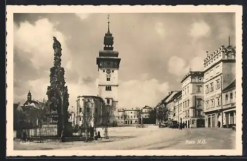 AK Retz /N. Ö., Grosshandlung mit Denkmal und Blick auf die Kirche