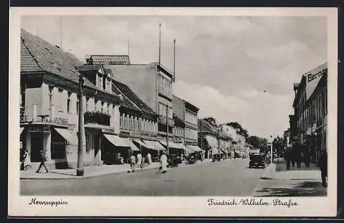 AK Neuruppin, Friedrich-Wilhelm-Strasse mit Geschäften und Apotheke