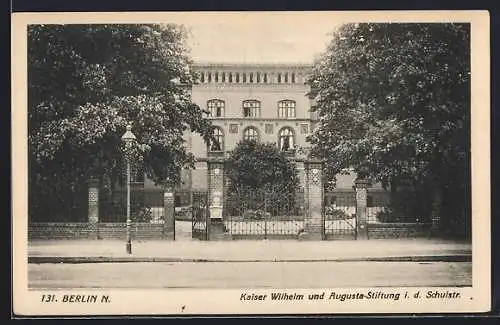AK Berlin-Wedding, Kaiser Wilhelm und Augusta-Stiftung i. d. Schulstrasse, Strassenansicht