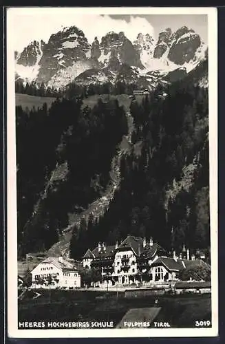 AK Fulpmes, Heers-Hochgebirgsschule mit Bergpanorama