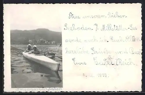 Foto-AK Seeboden, Zwei Kinder im Kanu auf dem See, mit Ortsblick