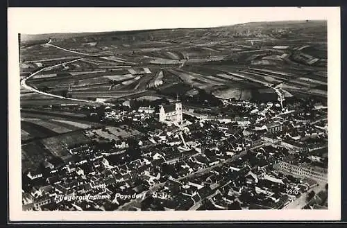 AK Poysdorf /N. D., Ortsansicht mit Donau und Feldern, Fliegeraufnahme