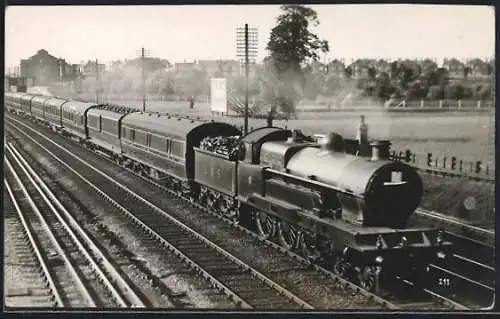 Foto-AK Dampflokomotive mit Personenzug, englische Eisenbahn