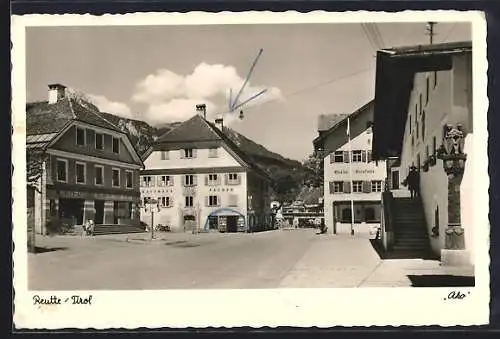AK Reutte /Tirol, Ortspartie mit Kaufhaus Falger u. Gasthaus Tiroler Weinstube