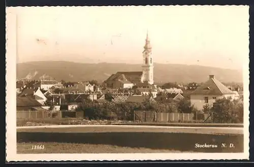 AK Stockerau /N. D., Ortspanorama mit Kirche von einem Feld aus