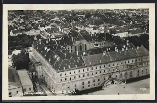 AK Wr. Neustadt, Gebäudeansicht mit Umgebung, Fliegeraufnahme