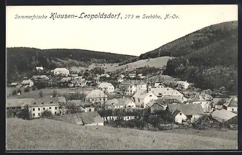 AK Klausen-Leopoldsdorf /N.-Oe., Ortsansicht mit Bergen