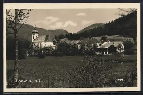 AK Pisching /N. Ö., Ortsansicht mit Berglandschaft