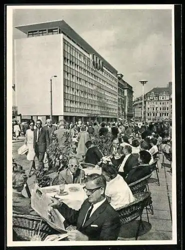 AK Leipzig, Leipziger Messe, Herbstmesse 1969, Gäste an Gasttätten-Tischen vor Messegebäude