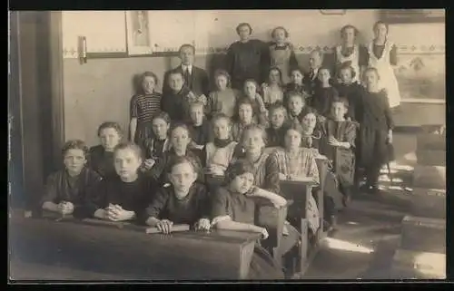 Foto-AK Mädchenklasse mit Lehrer im Klassenraum