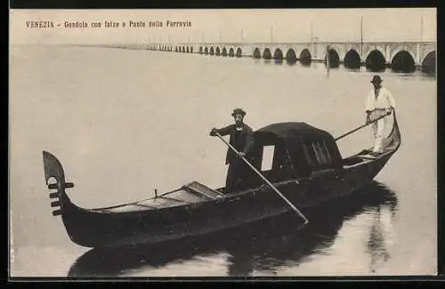 AK Venedig / Venezia, Gondola con felze e Ponte della Ferrovia