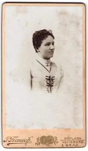 Fotografie Johann Fiausch, Graz, Rosensteingasse, Porträt einer Frau in elegantem Kleid