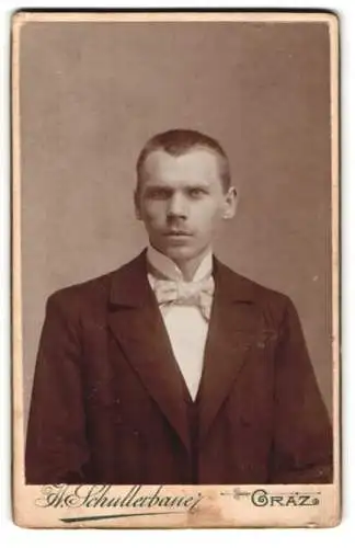 Fotografie Hans Schullerbauer, Graz, Frauengasse 4, Eleganter Herr im Anzug