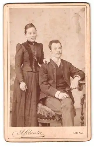 Fotografie A. Schuster, Graz, Hafnergasse, Elegantes Paar im Atelier