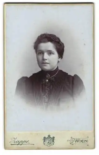 Fotografie R. Zappe, Wien, Favoritenstrasse 81, Porträt einer Dame