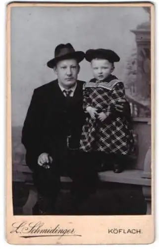 Fotografie Ludvig Schmidinger, Köflach, Vater mit Kind auf Bank
