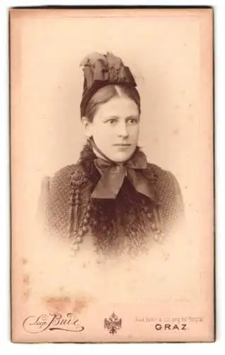 Fotografie Leo Bude, Graz, Allee Gasse 6, Porträt einer Frau mit elegantem Kopfschmuck