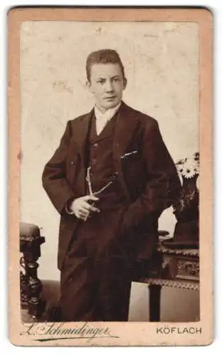 Fotografie Ludwig Schmidinger, Köflach, Eleganter junger Mann im Anzug