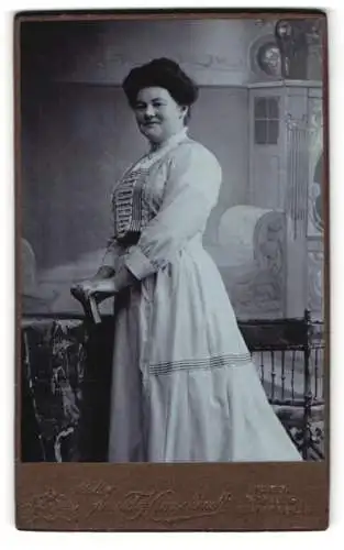 Fotografie Arnold Hirnschrodt, Ried, Elegante Dame im Atelier