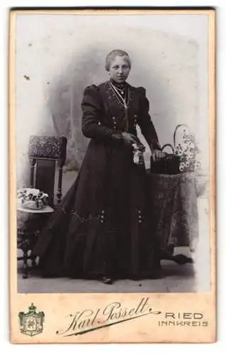 Fotografie Karl Possett, Ried, Kirchenplatz 17, Dame im eleganten Kleid