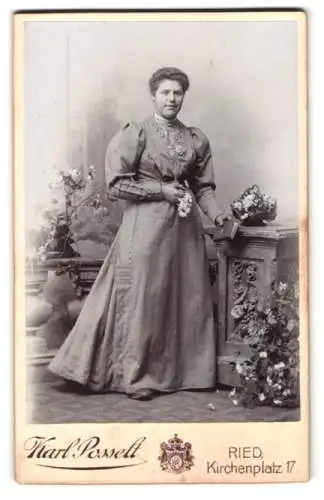 Fotografie Karl Posselt, Ried, Kirchenplatz 17, Frau im eleganten Kleid mit Blumenarrangement