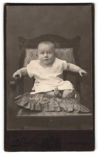 Fotografie Victor Sochor, Leoben, Timmersdorferstr. 12, Kleinkind im Stuhl
