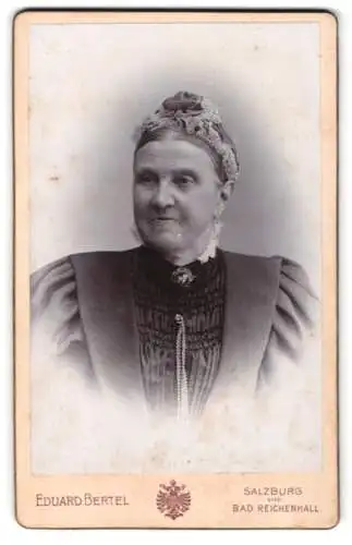 Fotografie Eduard Bertel, Salzburg, Ältere Dame mit elegantem Kopfschmuck