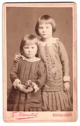 Fotografie Fr. Haarstick, Düsseldorf, Victoria-Str. 11, Zwei Kinder in feiner Kleidung