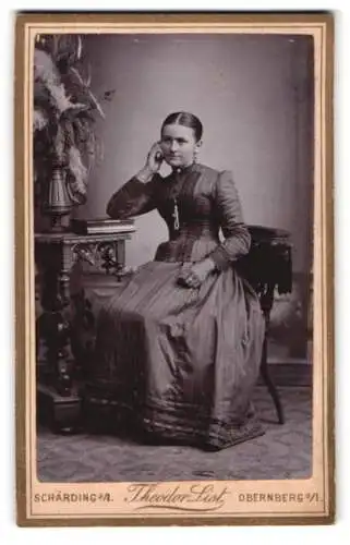 Fotografie Theodor List, Obernberg, Frau in eleganter Pose