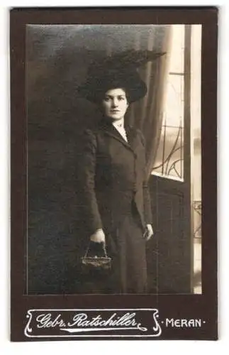 Fotografie Gebr. Ratschiller, Meran, Berglauben 52, Elegante Dame im Atelier