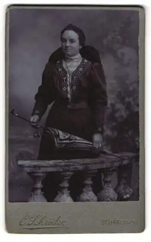 Fotografie C. Schröder, Schärding, Elegante Dame mit Schirm