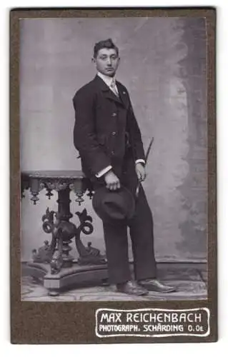 Fotografie Max Reichenbach, Schärding, Bahnhofstrasse 183, Eleganter Herr mit Hut