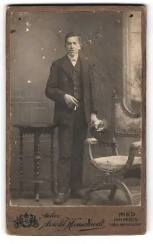 Fotografie Arnold Hirnschrodt, Ried im Innkreis, Mann mit Zigarette und Hut