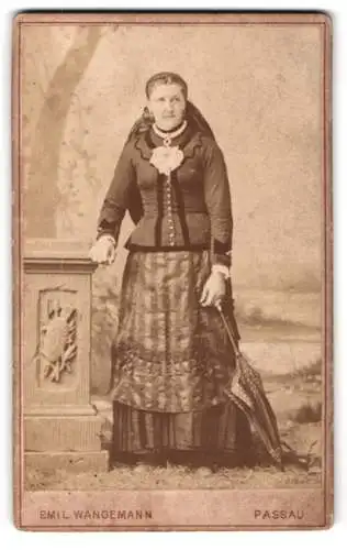 Fotografie Emil Wangemann, Passau, Heilige Geiststr. 379, Frau mit Regenschirm