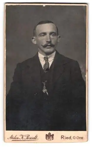 Fotografie Karl Posselt, Ried, Kirchenplatz 17, Porträt eines Mannes mit Anzug