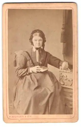 Fotografie F. Stephan & Co., Winterthur, Dame mit Buch
