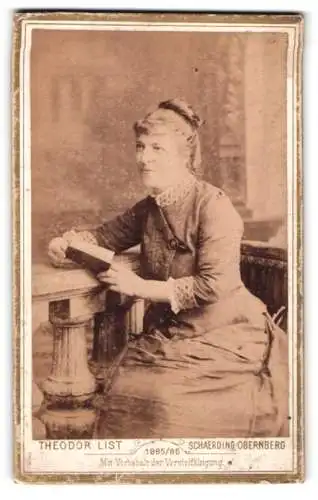 Fotografie Theodor List, Schärding, Schlossgasse 5, Dame an Tisch mit Buch