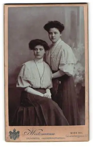 Fotografie S. Weitzmann, Wien, Calvarienberggasse 37, Zwei elegant gekleidete Frauen