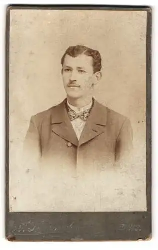 Fotografie A. Strassnicky, Enns, Portraitaufnahme eines Herrn