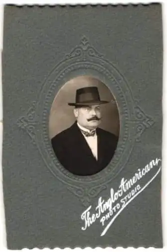 Fotografie The Anglo American Photo Studio, Ort unbekannt, Porträt eines Mannes mit Hut