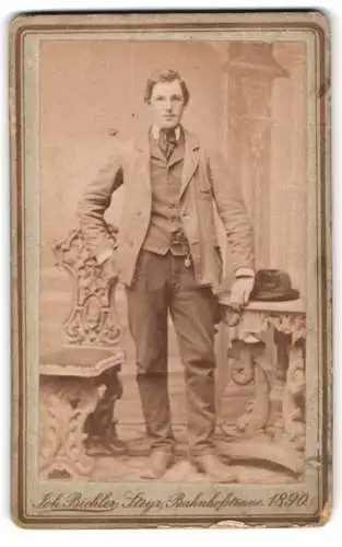Fotografie Joh. Bichler, Steyr, Bahnhofstrasse, Eleganter Herr im Anzug mit Hut 1890