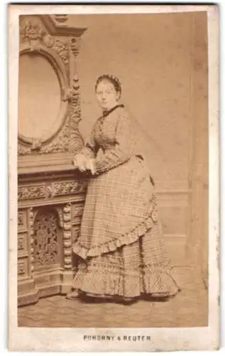 Fotografie Pokorny & Reuter, Wien, Wollzeile 34, Frau in kariertem Kleid