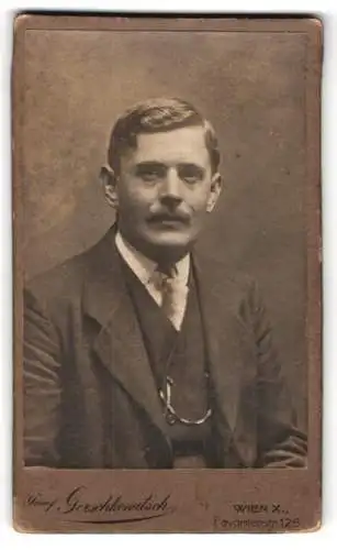 Fotografie Josef Gerschkowitsch, Wien, Favoritenstr. 126, Porträt eines Herrn im Anzug