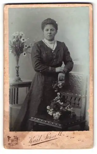 Fotografie Karl Posselt, Ried, Kirchenplatz 17, Porträt einer Frau mit Blumenarrangement