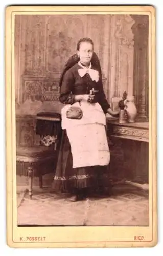 Fotografie K. Posselt, Ried, Kirchenplatz 46, Dame mit dunkler Kleidung und Schürze