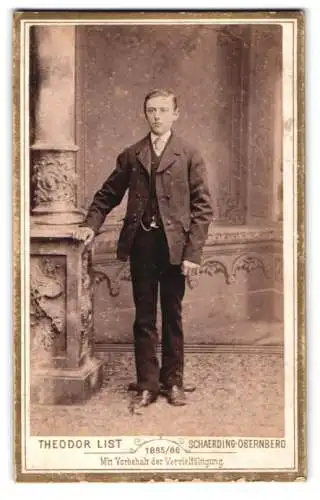 Fotografie Theodor List, Schärding, Schlossgasse 5, Porträt eines jungen Mannes