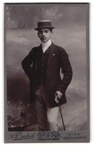 Fotografie A. Deutsch, Wien, Porzellangasse 16, Eleganter Herr mit Hut und Spazierstock