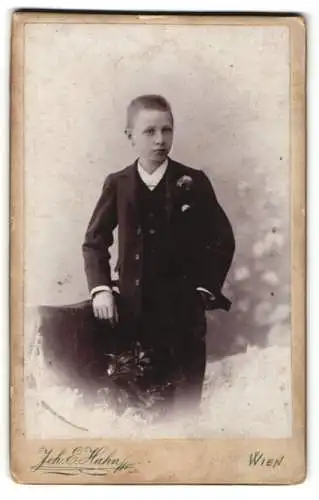 Fotografie Joh. E. Hahn, Wien, Mariahilfergasse 105, Portrait eines Jungen im Anzug