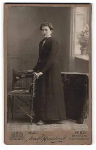 Fotografie Arnold Hirnschrodt, Ried im Innkreis, Anmutige Dame in dunklem Kleid