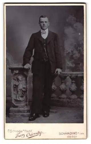 Fotografie Franz Odersky, Schärding am Inn, Eleganter junger Mann im Anzug